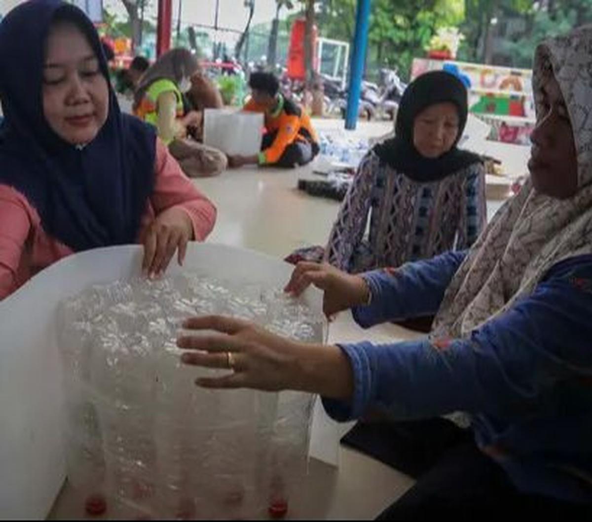 Sekelompok warga mengikuti pelatihan pembuatan kursi dari bahan limbah botol bekas di RPTRA Nusantara Ulujami, Kecamatan Pesanggrahan, Jakarta Selatan, Selasa (28/11/2023). Pelatihan ini diadakan untuk melatih kreativitas warga dalam mengolah sampah di se