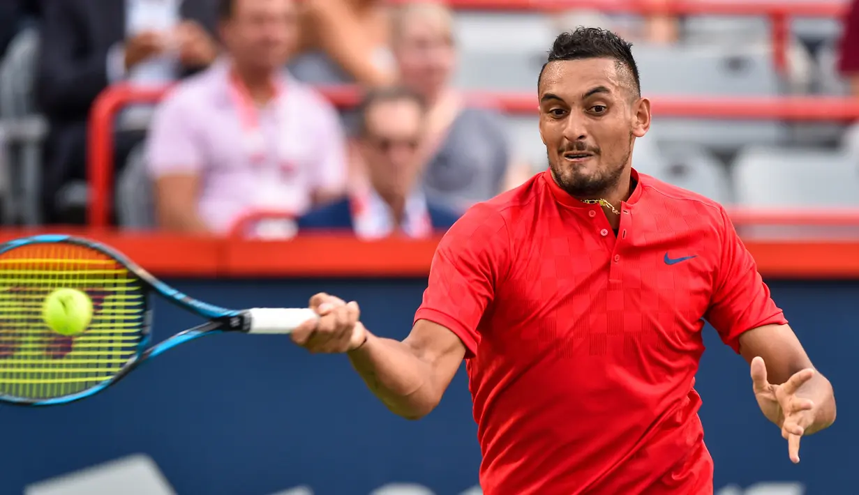 Petenis Australia, Nick Kyrgios berusaha mengembalikan bola ke arah petenis Jerman, Alexander Zverev pada turnamen Piala Rogers di Montreal, 10 Agustus 2017. Zverev sukses merebut kemenangan 6-4, 6-3 atas Kyrgios. (Minas Panagiotakis/Getty Images/AFP)