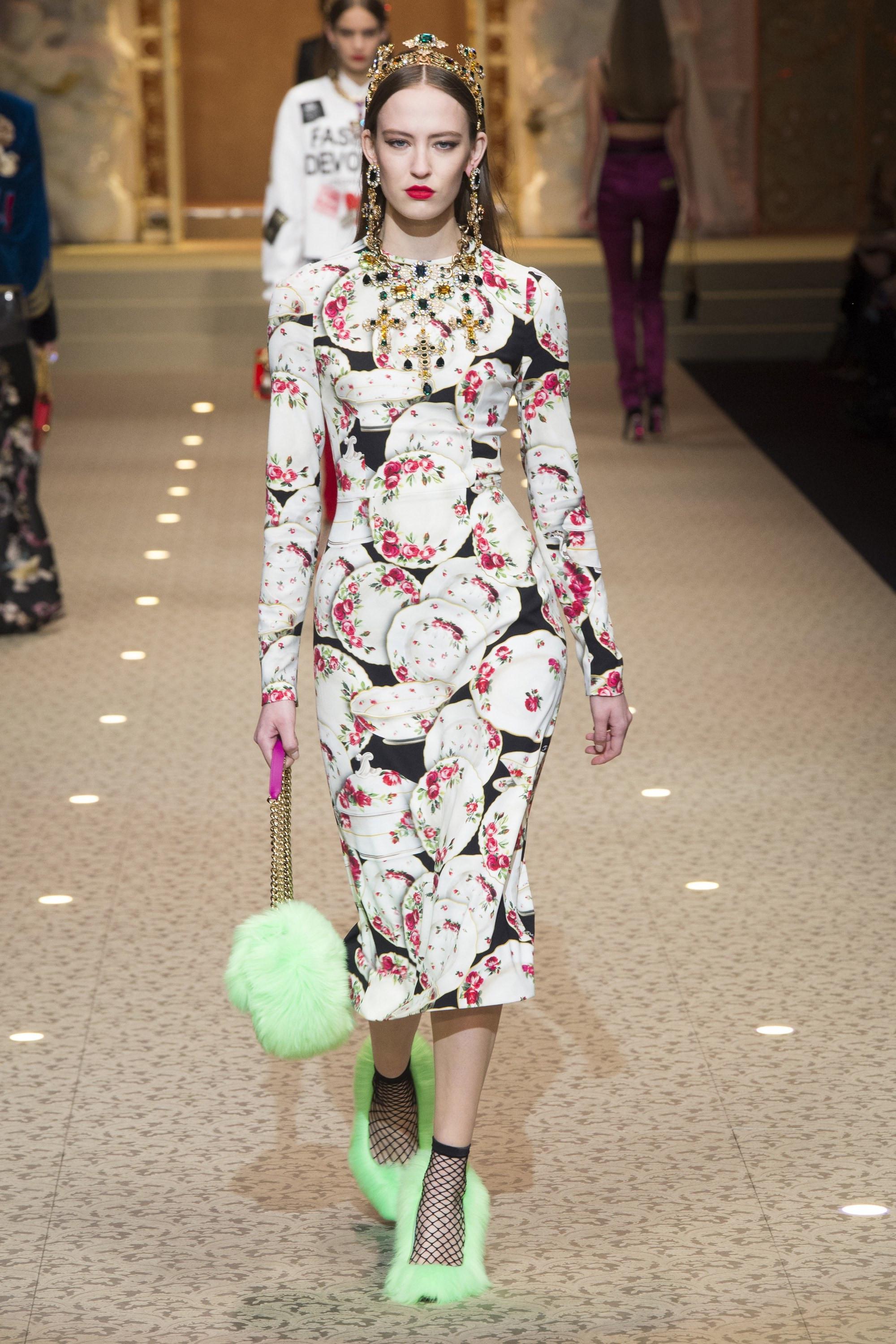 MFW Fall 2022 Interpretasi Motif Bunga  oleh Gucci  Dolce 