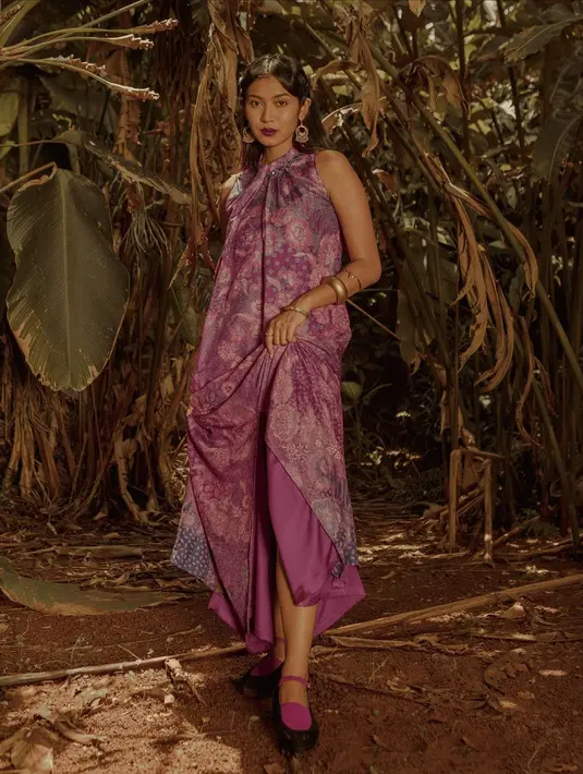 Siluet modern juga dihadirkan Parang Kencana dalam koleksi batiknya. Dipadukan dengan kain satin membentuk dress cantik berpotongan halterneck [instagram/parangkencana]