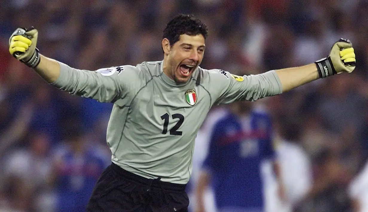 1. Francesco Toldo, kiper yang membawa Italia ke final Euro 2000 ini merupakan didikan Ranieri saat menukangi Fiorentina di awal 90an. Toldo sukses membawa Inter Milan lima kali juara Serie A dan satu kali juara Liga Champions. (AFP/Patrick Hertzog)