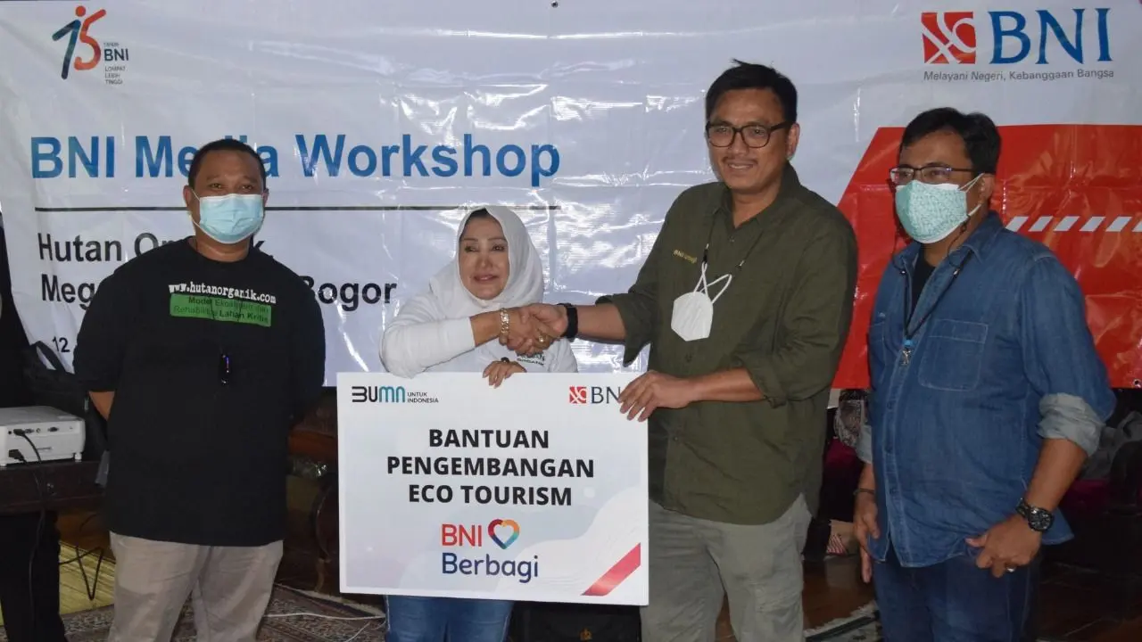 BNI menyalurkan bantuan untuk penguatan kapasitas Kelompok Tani Hutan Organik Megamendung untuk membangun ekowisata.