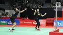 Ganda campuran Indonesia, Ricky Karandasuwardi/Pia Zebadiah Bernadet mengembalikan kok ke arah Wang Yi Lyu/Huang Dong Ping (China) saat babak pertama Indonesia Master 2020 melawan di Istora GBK, Jakarta, Selasa (14/1/2020). Ricky/Pia kalah dua set 9-21, 15-21. (Liputan6.com/Helmi Fithriansyah)