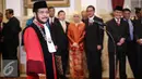 Wakil Ketua Mahkamah Konstitusi Anwar Usman sebelum pengucapan sumpah sebagai Hakim Konstitusi di Istana Negara, Jakarta, Kamis (6/4). Ini merupakan periode kedua Anwar menjabat Hakim Konstitusi periode 2016-2021. (Liputan6.com/Faizal Fanani)