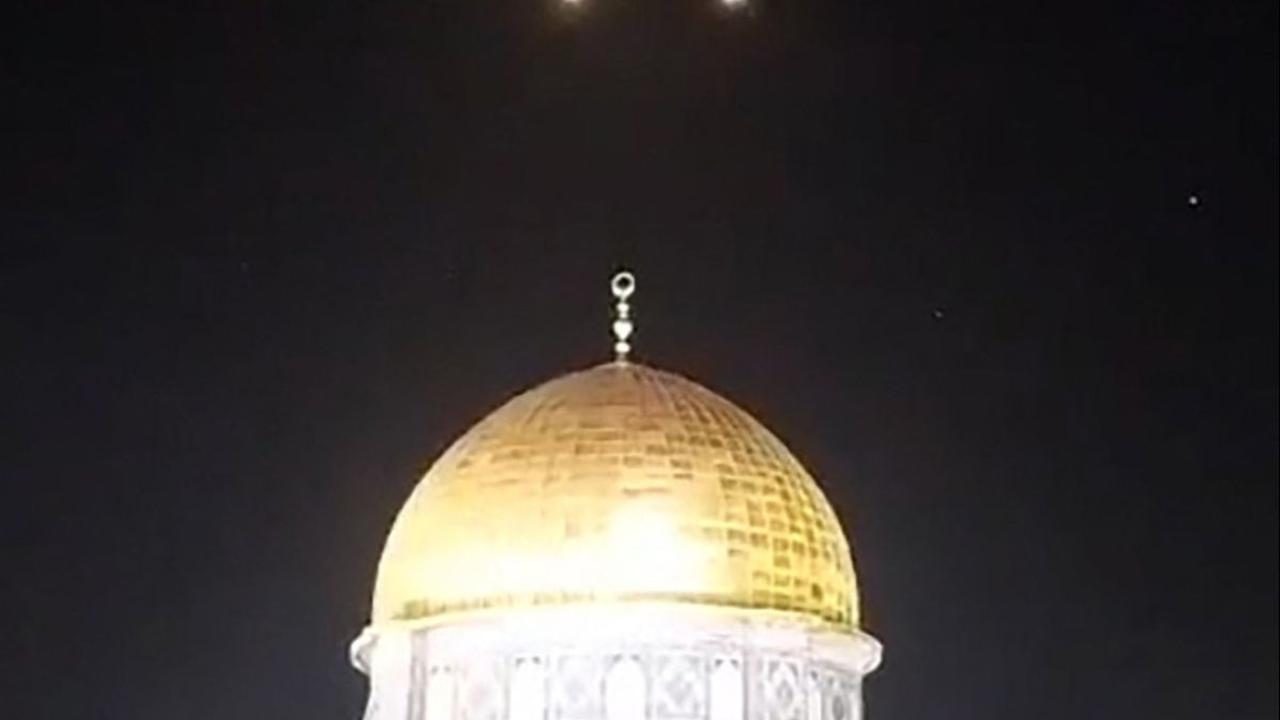 Sebuah gambar yang diambil dari rekaman video pada Minggu (14/4/2024) memperlihatkan sejumlah rudal yang ditembakkan Iran melintas di atas kompleks Masjid Al-Aqsa, Yerusalem. Garda Revolusi Iran (IRGC) melancarkan serangan langsung pertamanya ke wilayah m