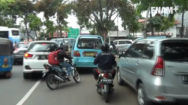 Aksi kejar-kejaran yang berakhir dengan pemukulan dan pengerusakan terjadi antara pengendara motor dan sopir Angkot di Jalan Raya Kawasan Tebet Jakarta Selatan.