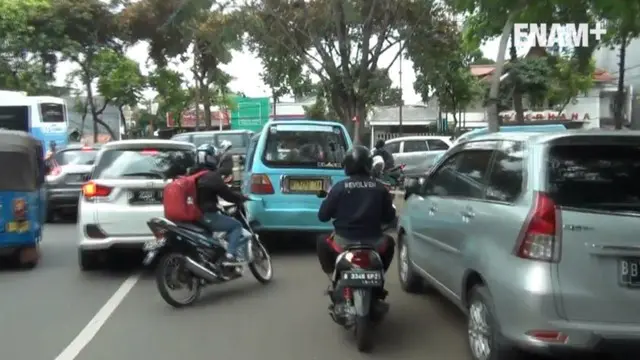 ENAM PLUS: Aksi Brutal  Pengendara Motor di Jalan Raya