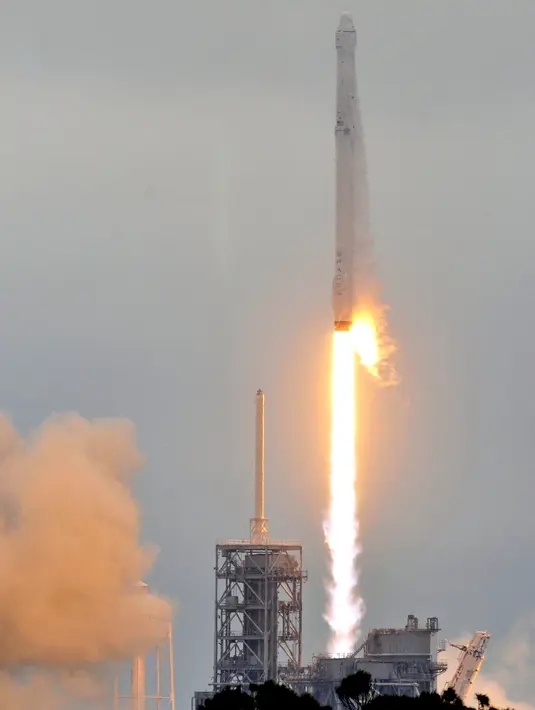 Roket Falcon 9 milik SpaceX meluncur dari landasan 39A, Kennedy Space Center, Florida, AS, Minggu (19/2). Roket Falcon 9 membawa kapsul Dragon berisi 2,5 ton perbekalan untuk para astronaut di ISS.  (AFP PHOTO / BRUCE WEAVER) 