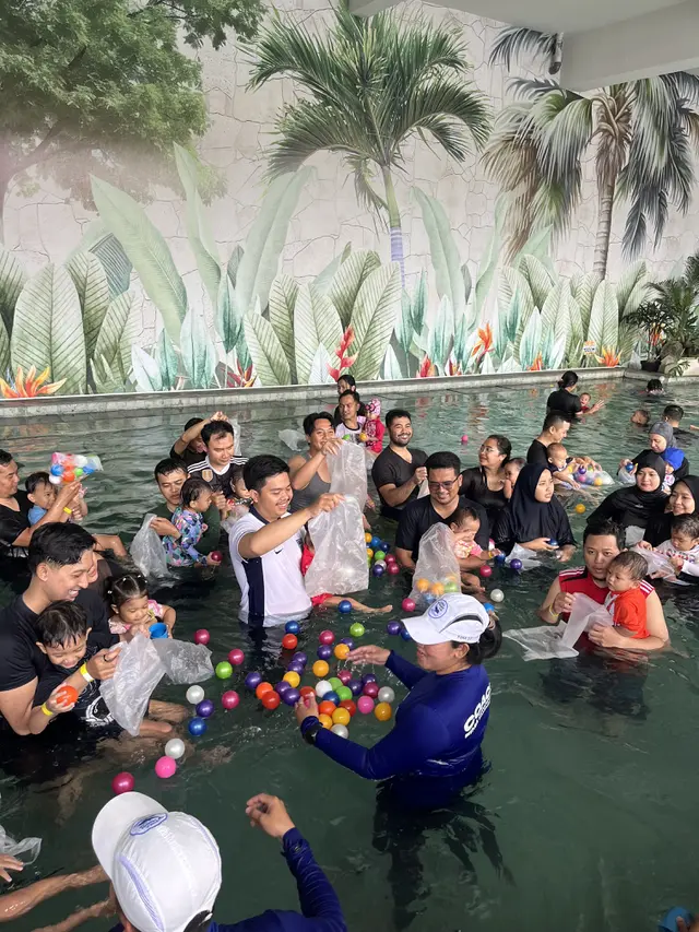 Ayah dan anak lebih dekat melalui sesi bermain air