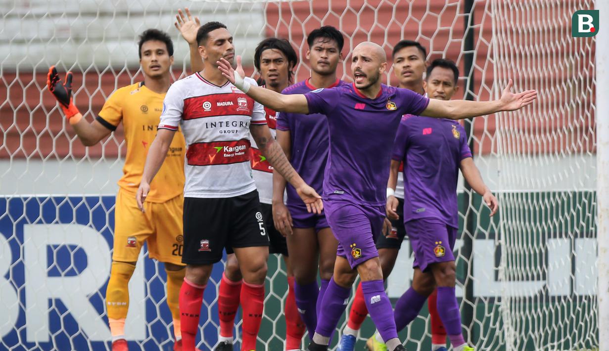 Reaksi kecewa pemain Persik Kediri, Youssef Ezzejjari (depan) saat menghadapi Madura United dalam laga pekan ke-13 BRI Liga 1 2021/2022 di Stadion Moch. Soebroto, Magelang, Rabu (24/11/2021). (Bola.com/Bagaskara Lazuardi)