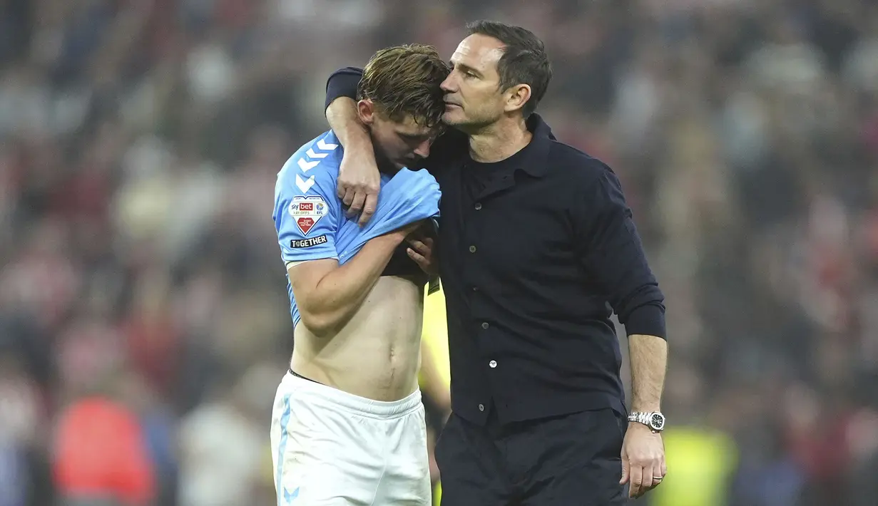 Pelatih Coventry City, Frank Lampard memeluk pemainnya Jack Rudoni setelah timnya kalah dari Sunderland dalam laga leg 2 babak semifinal play off Championship di Stadium of Light, Sunderland, Inggris, Selasa (13/05/2025) waktu setempat. (AP Photo/PA/Owen Humphreys)