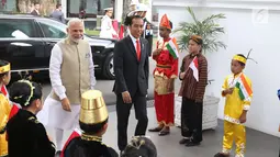 Presiden Joko Widodo (Jokowi) menyambut Perdana Menteri (PM) India, Narendra Modi di Istana Merdeka, Jakarta, Rabu (30/5). Kunjungan Modi ke Indonesia dilakukan untuk pertemuan bilateral kedua negara. (Liputan6.com/Angga Yuniar)