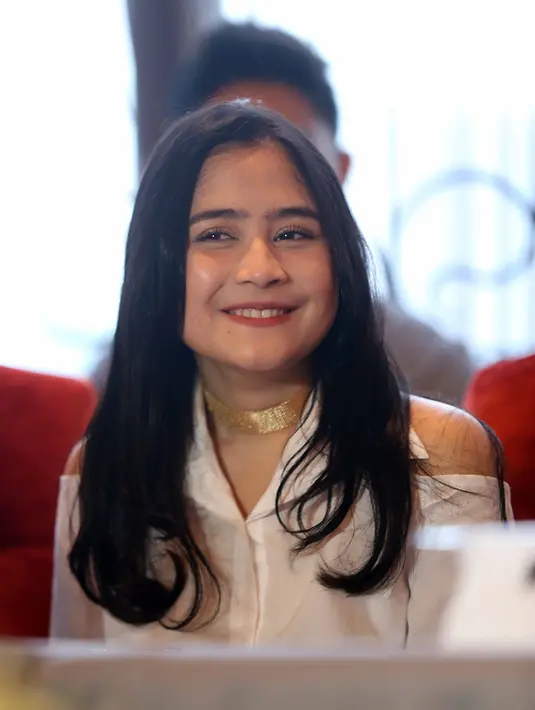 "Mungkin sekarang kalau mau ngadain konser, promotor harus ada pintu yang kayak di bandara gitu kali ya, kayak X-ray-nya gitu, jadi tau orang bawa apa, ngumpetin apa gitu," lanjutnya. (Nurwahyunan/Bintang.com)