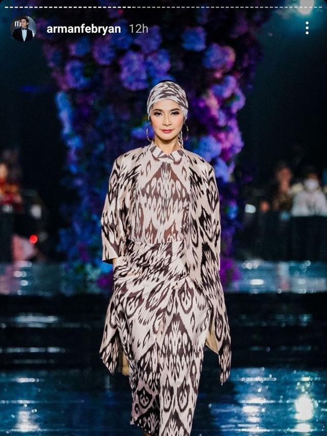 7 Potret Maudy Koesnaedi Dan Eddy Meijer Di Catwalk Tampil Bak Duo