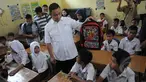 Mendikbud Anies Baswedan meninjau kelas di SDN 1 Pajagan, Lebak, Banten, Senin (16/3/2015). Anies Baswedan mengatakan sekolah di daerah wajib melaporkan kondisi infrastruktur serta akses menuju sekolah kepada Kemendikbud. (Liputan6.com/Herman Zakharia)