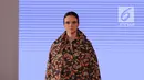 Model mengenakan busana karya Wastu by Auguste Soesastro dan Populo Batik dalam acara Fashion Nation 12th Edition di Jakarta, Jumat (13/4). (Liputan6.com/Arya Manggala)