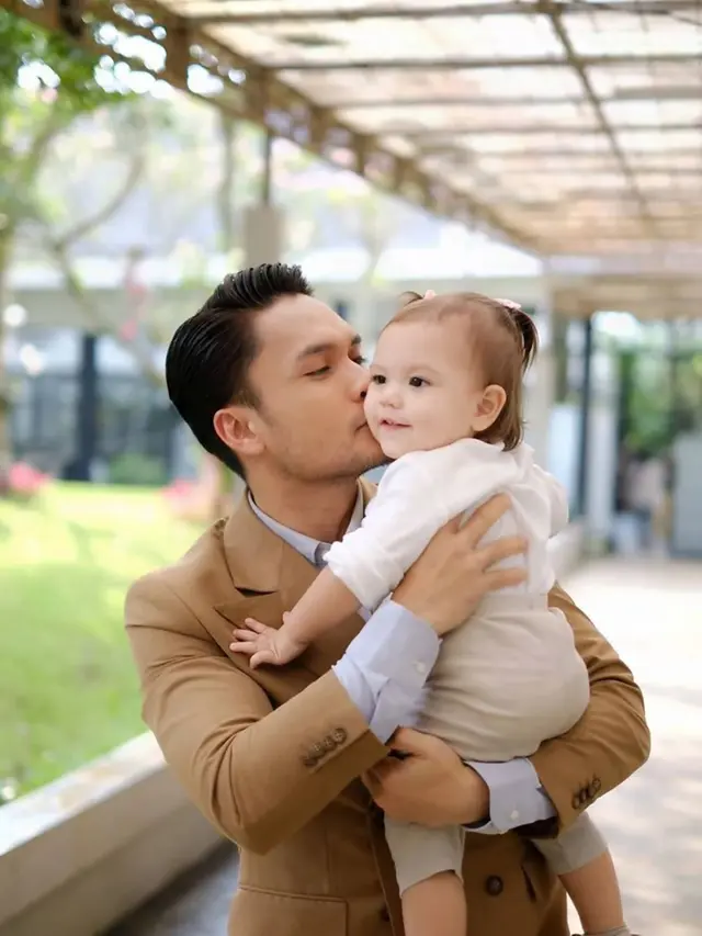 Tampil Makin Kece, Ini Potret Randy Pangalila dengan Setelan Jas