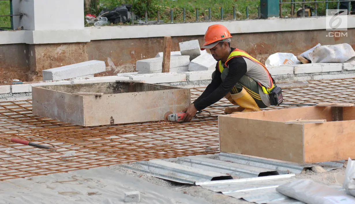 Pekerja melakukan pengerjaan renovasi pedestrian di Jalan Gerbang Pemuda, Jakarta, Selasa (17/4). Jelang perhelatan Asian Games XVIII, pedestrian di sekitar kawasan Gelora Bung Karno (GBK) terus ditata. (Liputan6.com/Helmi Fithriansyah)