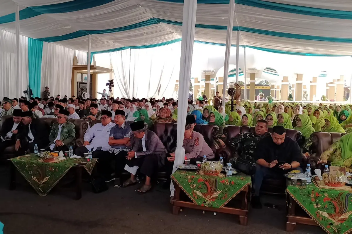 Sekitar 1.000 tamu undangan mengikuti konfrensi cabang  (Konfercab) ke-10 PCNU NU Garut, Jawa Barat di halaman Islamic Center Garut. (Liputan6.com/Jayadi Supriadin)