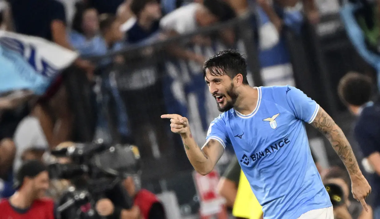 Gelandang Lazio Luis Alberto merayakan gol yang dicetaknya ke gawang Inter Milan pada pekan ketiga Serie A 2022/2023 di Stadio Olimpico, Roma, Sabtu (27/8/2022) dini hari WIB. Lazio mampu memberikan kekalahan perdana untuk Inter Milan usai menang 3-1. (Alfredo Falcone/LaPresse via AP)