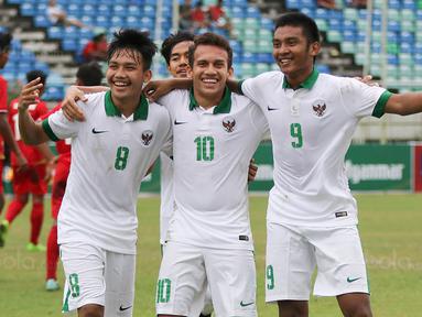 Pemain Timnas Indonesia U-19 merayakan kemenangan usai mengalahkan Myanmar pada laga Piala AFF U-18 di Stadion Thuwunna, Minggu (17/9/2017). Indonesia menang 7-1 atas Myanmar. (Liputan6.com/Yoppy Renato)