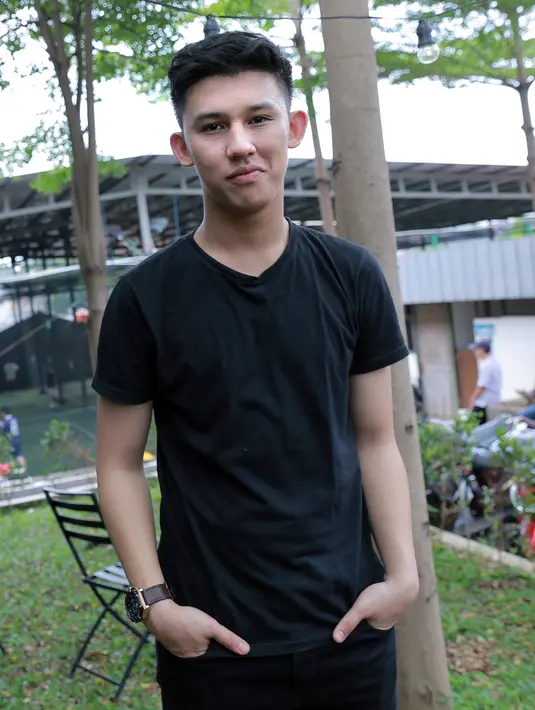 "Tapi kita sih enjoy kerja aja, fokus karier dulu. Kalau mesra ya emang tiap hari ketemu, kenal satu sama lain, deket. Setiap hari udah deket, tapi jangan digosipin pacaran ya, ini cuma kerja," timpal Jevin Julian. (Adrian Putra/Bintang.com)