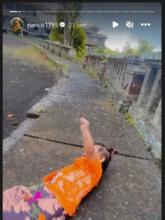 Momen bocah yang lahir pada 26 Juli 2022 itu saat jatuh dan mau bangun kembali jatuh lagi. Meski jatuh bangun, Moana tidak nangis dan tetap lari-larian. [Instagram/Ricis Official]