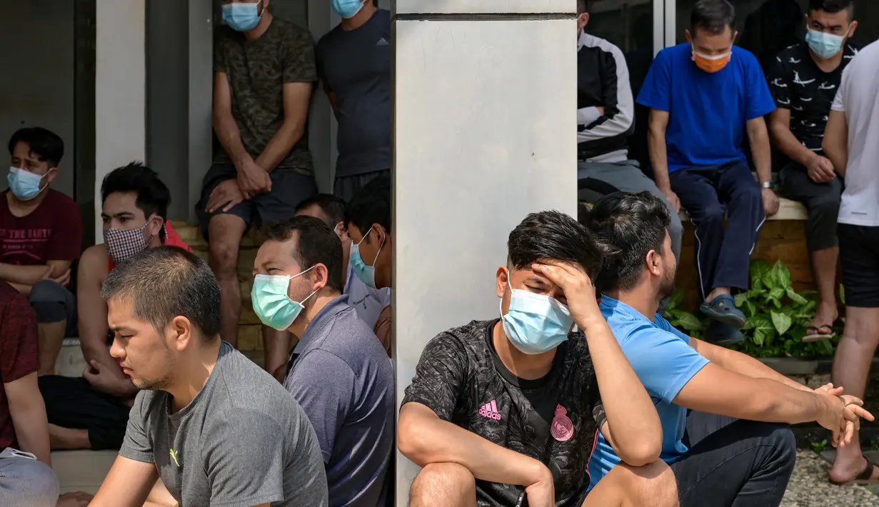 Pengungsi Afganistan berkumpul di sebuah kamp pengungsi di Bekasi, Jawa Barat (20/8/2021). Mereka tidak bersedia kembali ke negaranya, terutama setelah Taliban mengambil alih kekuasaan dari pemerintahan Presiden Ashraf Ghani. (AFP/Bay Ismoyo)