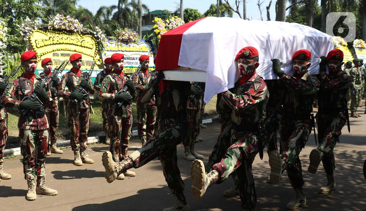 Prajurit TNI mengusung jenazah mantan KSAD Jenderal TNI (Purn) Pramono Edhie Wibowo di kawasan Puri Cikeas, Kab Bogor, Jabar, Minggu (14/6/2020). Pramono Edhie Wibowo wafat di usia 65 tahun dan akan dimakamkan secara militer di TMPN Kalibata. (Liputan6.com/Helmi Fithriansyah)