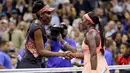 Petenis unggulan, Venus Williams dan petenis muda AS, Sloane Stephens berjabat tangan usai semifinal AS Terbuka 2017 melawan di New York, Kamis (7/9). Venus gagal melaju ke final setelah kalah  melalui tiga set 1-6, 6-0, 5-7.  (AP Photo/Julio Cortez)
