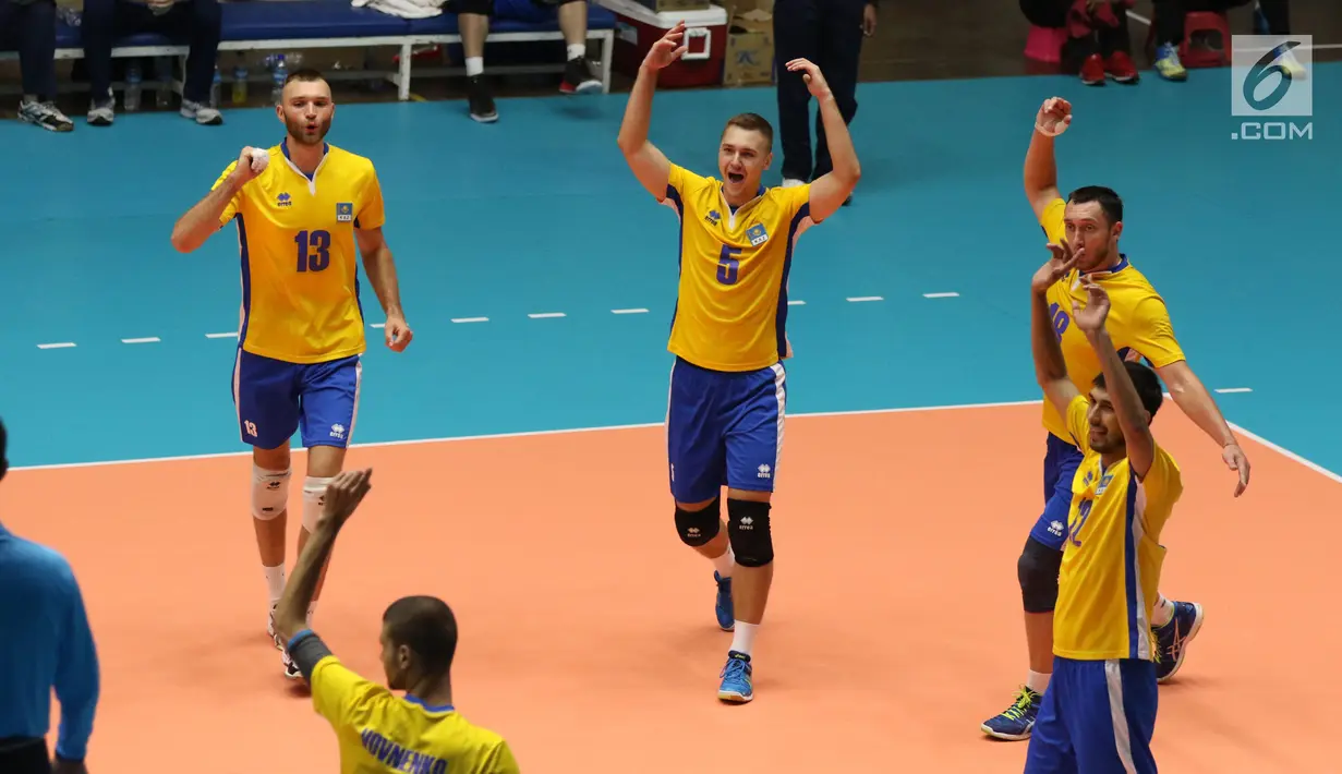 Pevoli putra Kazakhstan bersorak saat meraih poin melawan Qatar di Kejuaraan Voli Asia 2017 ke-16 di GOR Tri Dharma, Gresik, Senin (24/7). Kazakhstan unggul 18-25, 20-25, 26-24, 25-19, dan 15-10. (Liputan6.com/Helmi Fithriansyah)