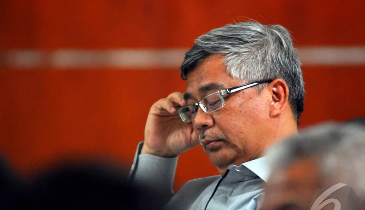 Akil Mochtar tertangkap kamera saat mengantuk di  Pengadilan Tipikor, Jakarta, Senin (19/5/2014) ketika mendengarkan saksi ahli Yunus Husein (Liputan6.com/Miftahul Hayat).