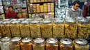 Sejumlah kue kering yang dijajakan pedagang di Pasar Mayestik, Jakarta, Selasa (30/6/2015). Memasuki pertengahan Ramadan, permintaan kue kering mulai meningkat. (Liputan6.com/Johan Tallo)