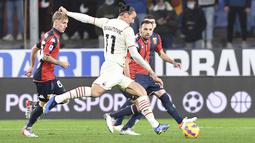 Penyerang AC Milan, Zlatan Ibrahimovic saat mencetak gol ke gawang Genoa pada pertandingan lanjutan Liga Serie A Italia di stadion Genoa Luigi Ferraris, Italia, Kamis (2/11/2021). Hasil ini membuat AC Milan masih tetap berada di peringkat dua klasemen dengan 35 poin. (Tano Pecoraro/LaPresse via AP)