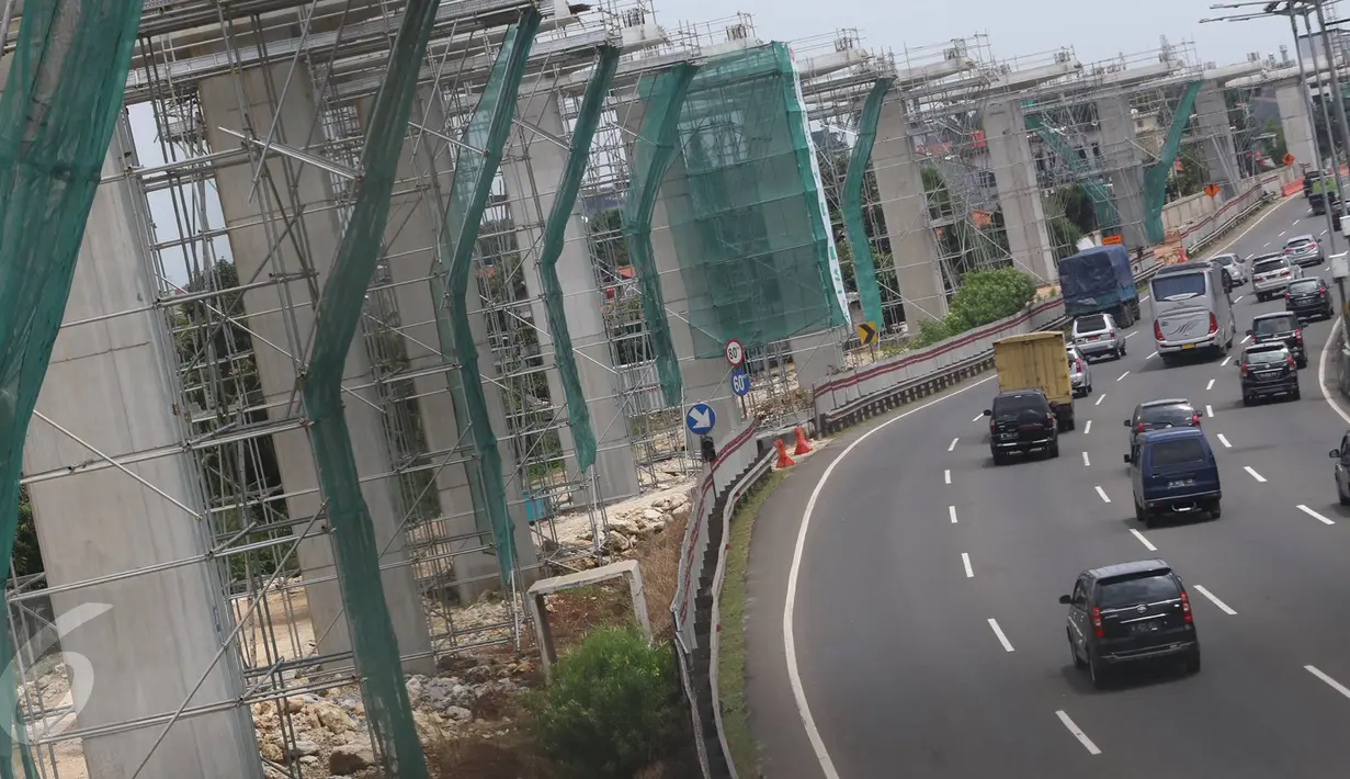 Kendaraan melintas di samping proyek Light Rail Transit (LRT), Jakarta Timur, Rabu (22/3). Mega proyek senilai Rp 22,5 triliun tersebut ditargetkan selesai dan siap beroperasi pada Mei 2019. (Liputan6.com/Immanuel Antonius)