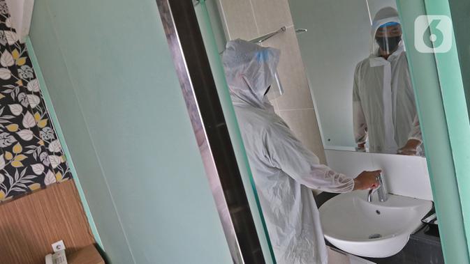 Pekerja menyemprotkan disinfektan di kamar hotel The Green Hotel di Bekasi, Jawa Barat, Kamis (24/9/2020). Dengan menyediakan total 90 kamar di dua lantai hotel ini diharapkan dapat membantu pemerintah dalam mengantisipasi lonjakan pasien Covid-19. (Liputan6.com/Herman Zakharia)