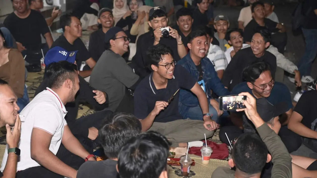 Muhammad Zinedine Alam Ganjar berkumpul bersama komunitas di kawasan Slamet Riyadi, Surakarta, Jawa Tengah, Selasa (26/12) malam (Istimewa)