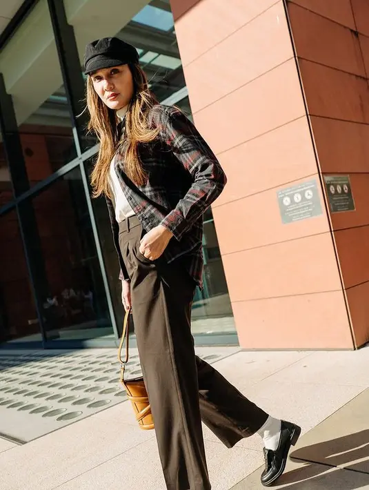 Luna Maya tampil dengan gaya vintage. Memadukan turtleneck putih dengan kemeja kotak-kotak dan celana panjang berwarna hitam. Melengkapi penampilannya, Luna Maya kembali menenteng Curve Bucket Bag dari Alexander McQueen. [instagram/lunamaya]