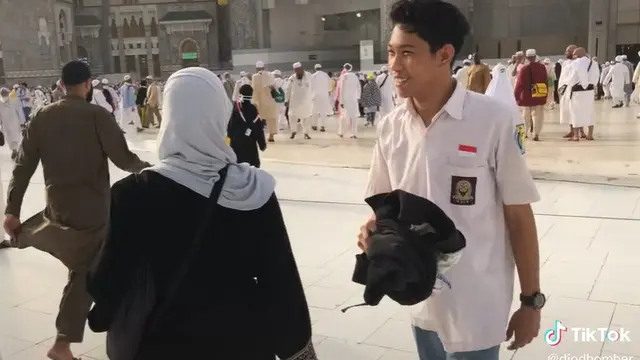 Viral Pemuda Pakai Seragam SMA di Kota Mekah, Bak Lagi Bolos Sekolah
