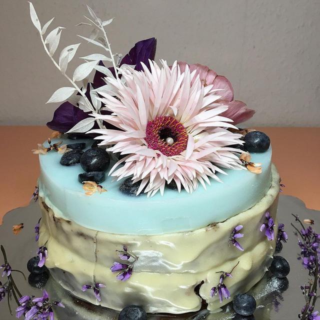 Inspirasi bunga asli untuk dekorasi kue. (Sumber: Instagram/steinkampf_flower_cakes)