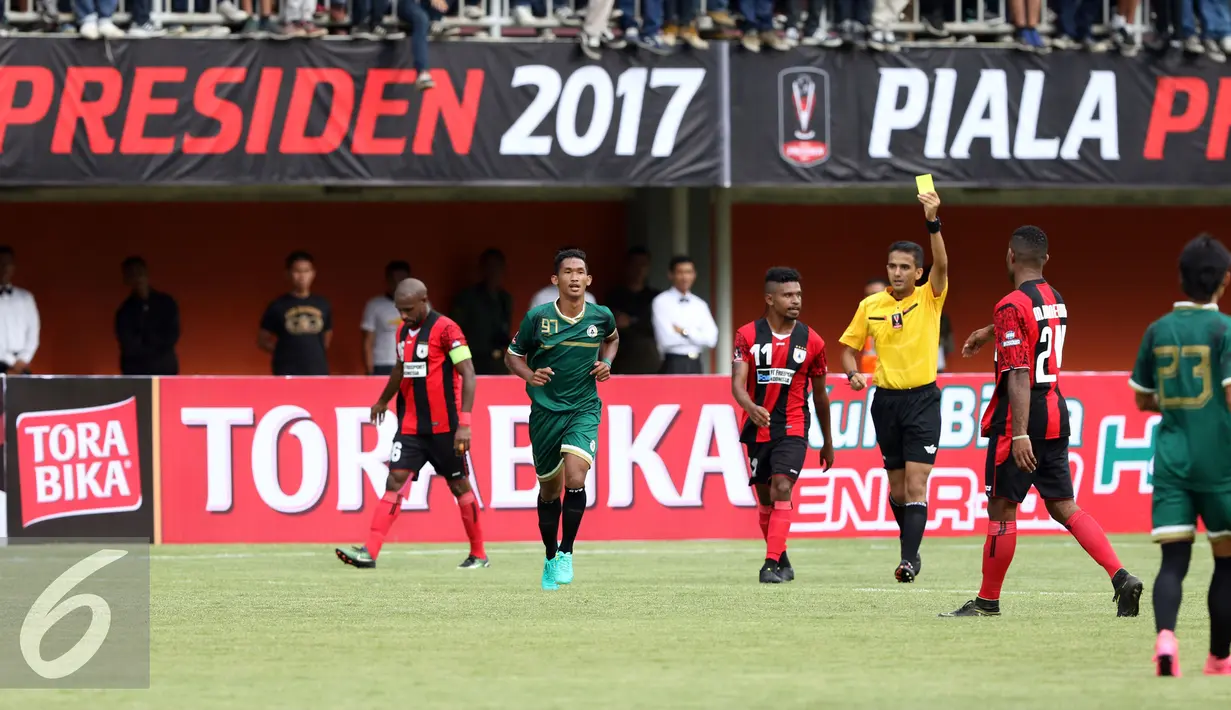 Pemain PSS Sleman, Arie Sandy (kedua kiri) berlari usai mendapat kartu kuning saat laga pembuka turnamen Piala Presiden 2017 melawan Persipura di Stadion Maguwoharjo, Sleman, Sabtu (4/2). Laga berakhir imbang 0-0. (Liputan6.com/Helmi Fithriansyah)