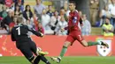 Aksi Bintang Portugal, Cristiano Ronaldo saat melawan Kepualauan Faroe pada laga Grup B Kualifikasi Piala Dunia 2018 di Bessa Stadium, Porto, Portugal, (31/8/2017). Ronaldo telah mencetak 14 gol untuk Portugal. (AP/Paulo Duarte)