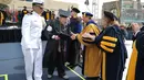 Veteran Perang Dunia II, Bob Barger menerima gelar diplomanya di University of Toledo, Ohio, 5 Mei 2018. Ini menjadikan pria berusia 96 tahun itu sebagai orang tertua di dunia yang lulus dari universitas. (AP/Carlos Osorio)