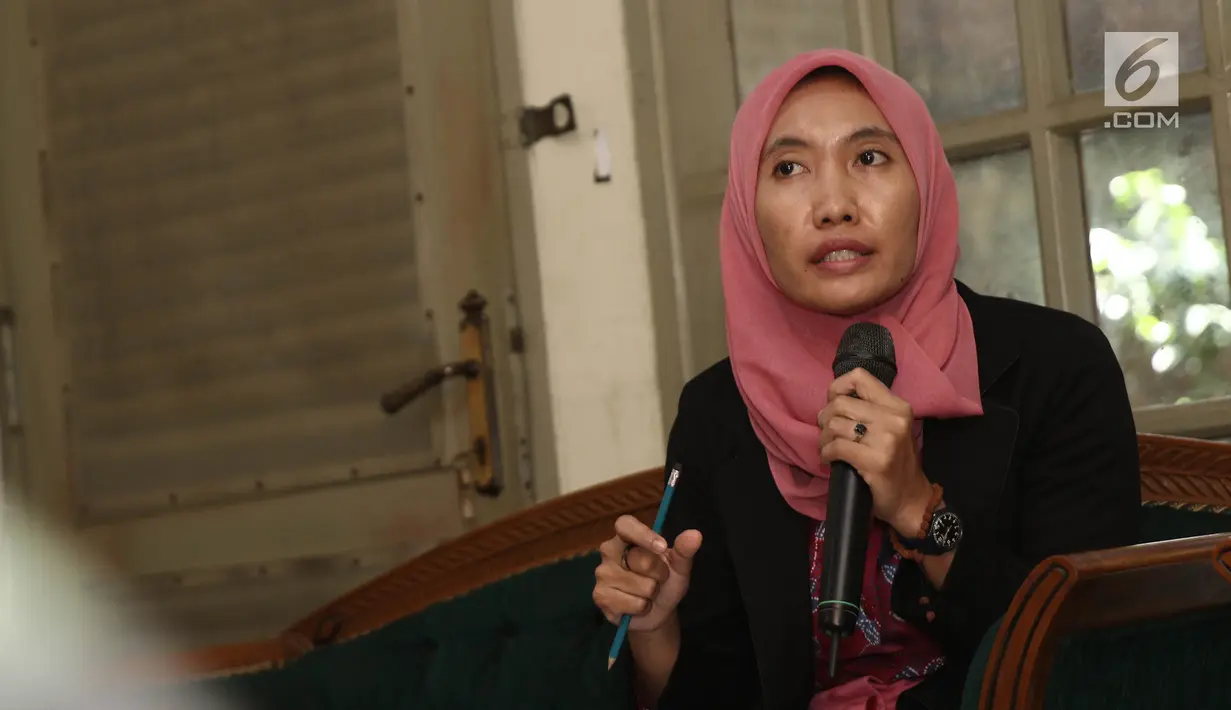 Direktur LBH APIK, Siti Mazuma menanggapi putusan kasasi Baiq Nuril Maknun di Kantor LBH Pers, Jakarta, Jumat (16/11). Nuril merupakan korban pelecehan yang divonis 6 bulan penjara dan denda Rp 500 juta oleh Mahkamah Agung. (Liputan6.com/Herman Zakharia)