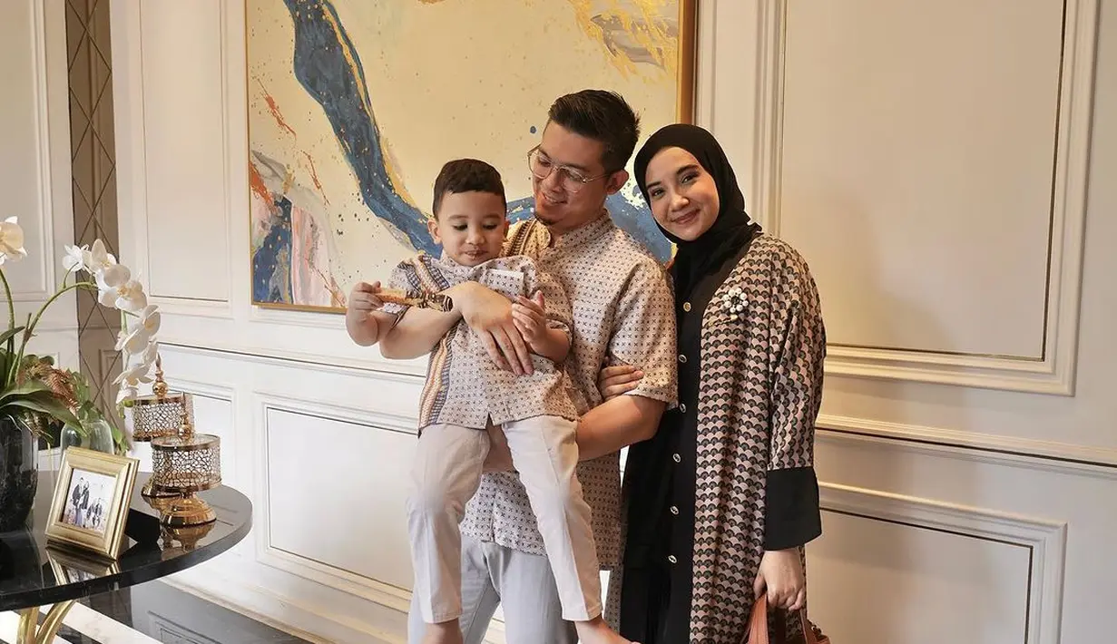 Zaskia Sungkar memilih nuansa busana Lebaran yang gelap. Zaskia memadukan inner hitam dengan outer corak berpola, dan hijab hitam polos. [Foto: Instagram/zaskiasungkar15]