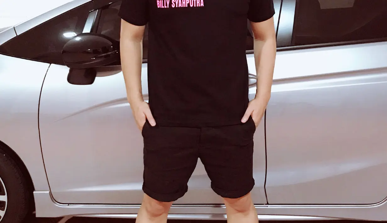 "Terus sedihnya apa, sedih ketika gue bersama-sama dengan Nanaz, bukan gue cemburu ya, garisbawahi, bukan gue cemburu. Ketika gue bersama-sama sama Syahnaz, gue tahu banget karakternya seperti apa, tiba-tiba nikah, sedih, bahagia," ungkap Billy.