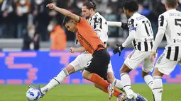 Gelandang Juventus Adrien Rabiot berebut bola dengan gelandang Spezia Kevin Agudelo pada laga lanjutan Liga Italia di Allianz Stadium, Senin (7/3/2022) dini hari WIB. Juventus menang 1-0 atas Spezia lewat gol Alvaro Morata. (Tano Pecoraro/LaPresse via AP)