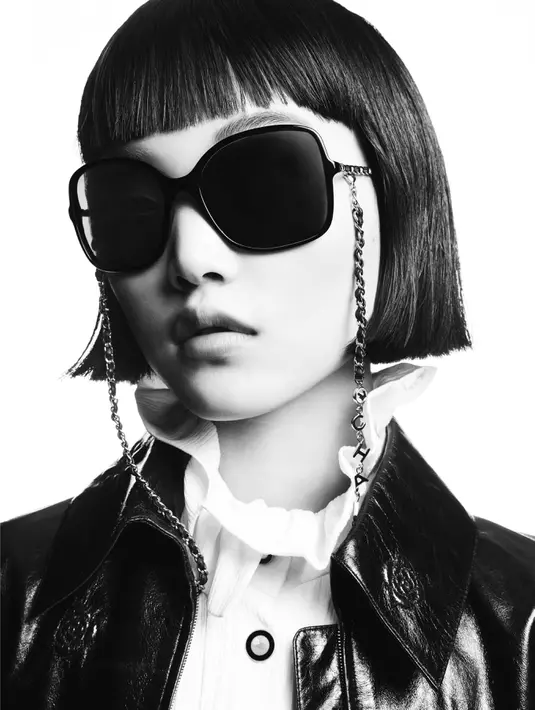 <p>Sementara itu, tersedia sunglasses dengan semangat maskulin-feminin berbalut kulit yang memiliki rantai logam yang juga dijalin dengan kulit. (Foto: Dok. Chanel)</p>