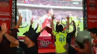 Arsenal Indonesia Supporters melakukan selebrasi pada Roaring Night Arsenal Vs Crystal Palace setelah Gabriel Martinelli mencetak gol ke gawang Dean Henderson. (Bola.com/Bagaskara Lazuardi)