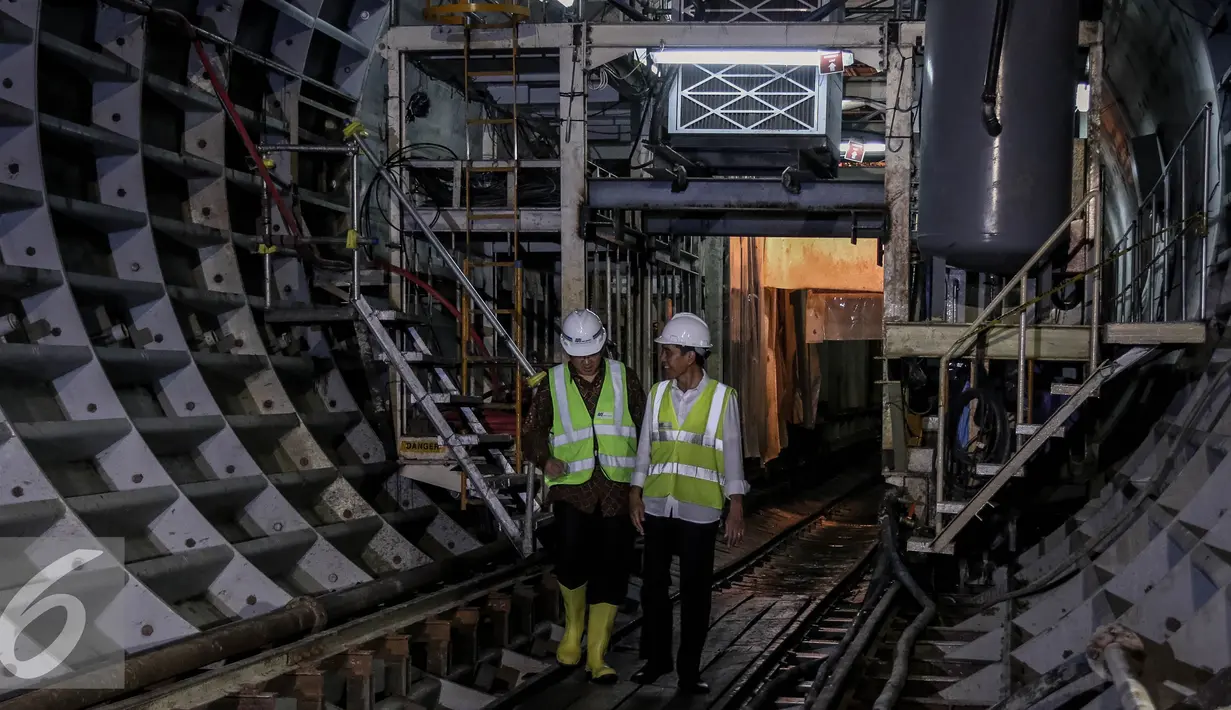 Presiden Jokowi berbincang dengan Gubernur DKI Jakarta Basuki Tjahaja Purnama ketika meninjau proyek MRT di Stasiun Dukuh Atas, Jakarta, Jumat (30/9). Pemerintah menargetkan MRT selesai 2018 atau saat perhelatan Asian Games. (Liputan6.com/Faizal Fanani)